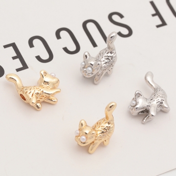 スペーサービーズ ABSパール付き ネコ こねこ 猫 横向き おさんぽ 立体 メタルビーズ 約13×13mm（6ヶ）