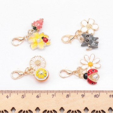 カニカン付きチャーム オレンジ 猫 花 てんとう虫 苺 スマホチャーム マスクチャーム ストラップ キーホルダー（1ヶ）