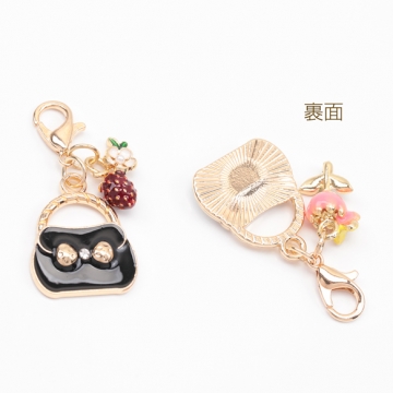 カニカン付きチャーム バッグ 苺 花 ファッションチャーム スマホチャーム マスクチャーム ストラップ キーホルダー（1ヶ）