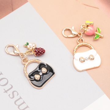 カニカン付きチャーム バッグ 苺 花 ファッションチャーム スマホチャーム マスクチャーム ストラップ キーホルダー（1ヶ）