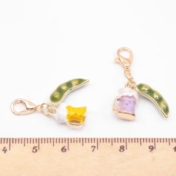 カニカン付きチャーム 枝豆とビール ミニチュアフードチャーム スマホチャーム マスクチャーム ストラップ キーホルダー（1ヶ）