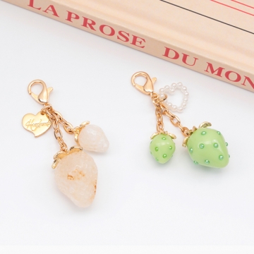 いちごキーホルダー ミニ苺とハートチャーム付き 苺ストラップ イチゴバッグチャーム 鍵とパスケースに付けても可愛い（1個）