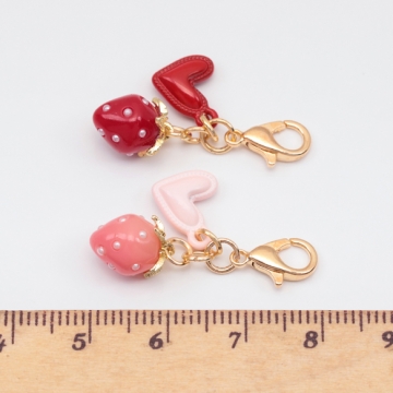 いちごキーホルダー ぷっくりハートチャーム付き 苺ストラップ イチゴバッグチャーム 鍵とパスケースに付けても可愛い（1個）