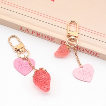 いちごキーホルダー ハートチャーム付き 苺ストラップ イチゴバッグチャーム 鍵とパスケースに付けても可愛い（1個）
