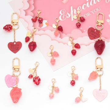 いちごキーホルダー ハートチャーム付き 苺ストラップ イチゴバッグチャーム 鍵とパスケースに付けても可愛い（1個）