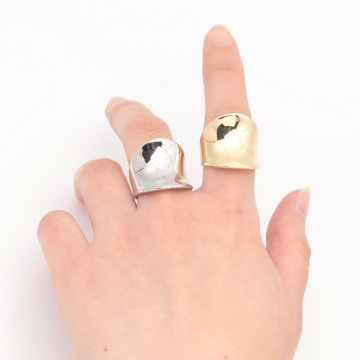 ファッションリング 指輪 ワイドリング 幅広リング カーブリング サイズ調整可 内径約17.7mm(幅約21mm)（1個）