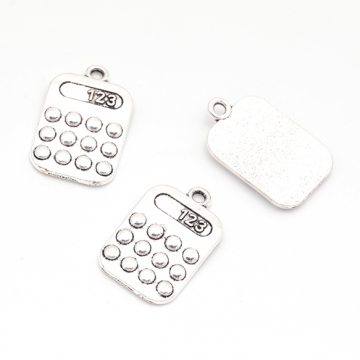 電卓チャーム 卓上 計算機 文房具 ミニチュア メタルチャーム 約15×24mm（4ヶ）