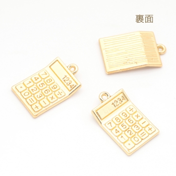 電卓チャーム 卓上 計算機 文房具 ミニチュア メタルチャーム 約15×24mm（4ヶ）