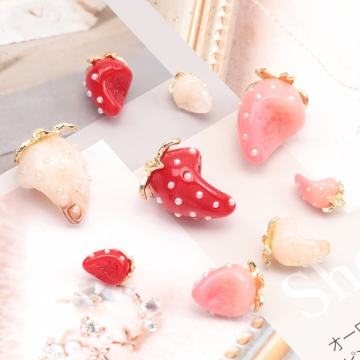 いちごチャーム かじり苺 立体いちごパーツ ピアス ネックレス ハンドメイド素材 カン付き 約12×16mm(2ヶ)