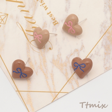 デザインピアス ハート リボン模様 メタルピアス スタッドピアス 約14×15mm（1ペア）