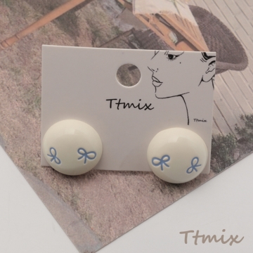 デザインピアス ラウンド リボン模様 メタルピアス スタッドピアス 約15mm（1ペア）