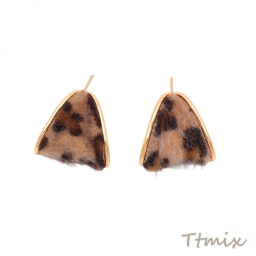 デザインピアス ヒョウ柄 レオパルド柄 三角形 スタッドピアス メタルピアス 約13×17mm（1ペア）