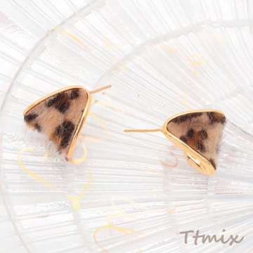 デザインピアス ヒョウ柄 レオパルド柄 三角形 スタッドピアス メタルピアス 約13×17mm（1ペア）