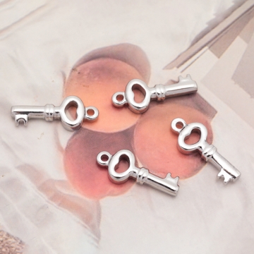 メタルチャーム 鍵チャーム キーパーツ ストラップ キーホルダー制作に ステンレス製 カン付き 13×25mm (1 ヶ)