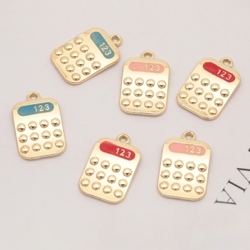 電卓チャーム 卓上 計算機 文房具 ミニチュア エポチャーム メタルチャーム 約15×24mm（4ヶ）