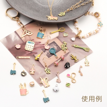 テニスチャーム ラケット＆ボール ミニチュア スポーツチャーム エポチャーム メタルチャーム 約14×17mm（4ヶ）