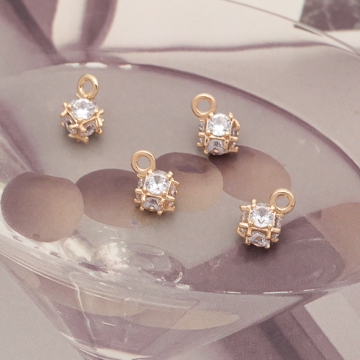 メタルチャーム 立体 キューブ ストーン付き キラキラ 約5×9mm（1ヶ）