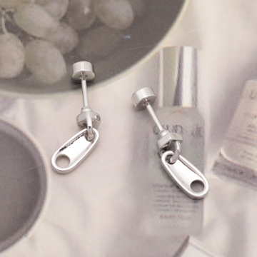 バーベルピアス ジッパーモチーフ ファスナー ステンレス製 メッキ加工 デザインピアス 約4×10mm（ 1ペア）