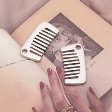 くしチャーム 櫛 コーム ブラシ ファッションチャーム チャームパーツ メタルチャーム 約12×22mm（4ヶ）