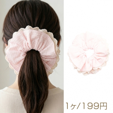 シュシュ オフホワイト＆ピンク チェック柄 フラワーレース 髪飾り 髪留め ヘアゴム ヘアアクセサリー（1ヶ）