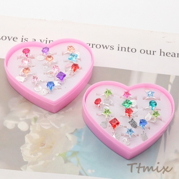 キッズ用リング ランダム チャーム付き 子ども用 おもちゃの指輪 オープンリング 外径約17mm内径約15mm（1ケース）