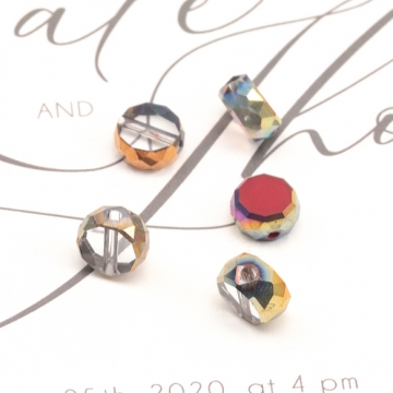 ガラスビーズ コイン型 レッド/クリア オーロラメッキの縁 多面カット 研磨加工 フラットビーズ 約8mm（10ヶ）