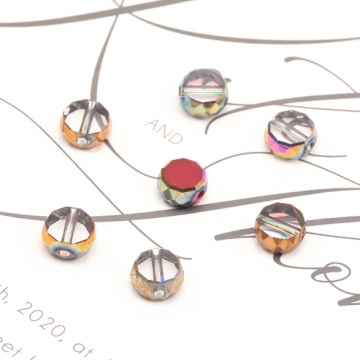 ガラスビーズ コイン型 レッド/クリア オーロラメッキの縁 多面カット 研磨加工 フラットビーズ 約8mm（10ヶ）