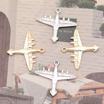 飛行機チャーム ひこうき 乗り物 ミニチュア メタルチャーム 約24×27mm（4ヶ）