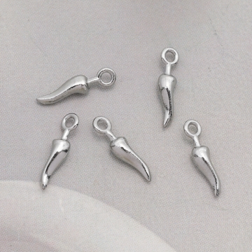 ステンレス製チャーム 唐辛子 食品サンプル風 ミニチュア メタルチャーム 約2×11mm（2ヶ）