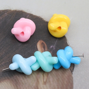 アクリルビーズ 結びリボン 結び目モチーフ ノットパーツ カラフルミックス カラーランダム 約15×17mm（8ヶ）