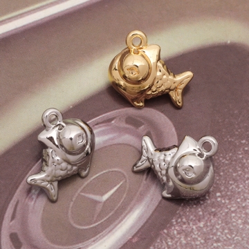 さかなチャーム フィッシュ 大きな目 魚モチーフ マリンチャーム 立体 メタルチャーム 約10×14mm（2ヶ）