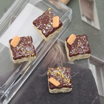 スイーツ貼付けパーツ ティラミス 食品サンプル風 ミニチュア デコパーツ ハンドメイド素材 約19×19mm（4ヶ）