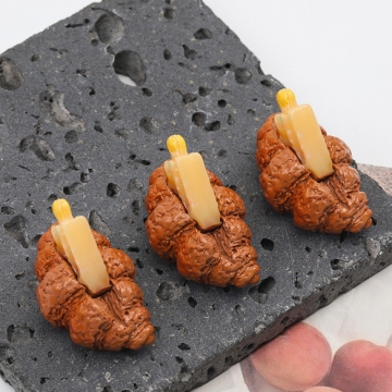 樹脂貼付けパーツ クロワッサンアイス 食品サンプル風 ミニチュア デコパーツ ハンドメイド素材 約24×38mm（2ヶ）