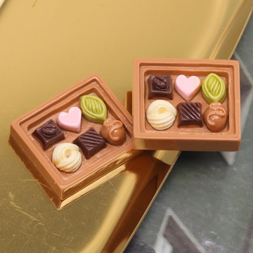スイーツ貼付けパーツ チョコレート 食品サンプル風 ミニチュア デコパーツ カラーランダム 約28×33mm（4ヶ）