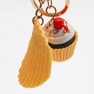 食品サンプルキーホルダー 厚切りポテチ＆カップケーキ ミニチュア 二重リング付き ゴールド 2種（1ヶ）