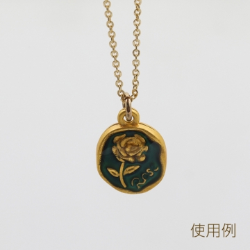 感温石チャーム カメオ風 薔薇模様 温度や見る角度によって色が変化 メタルチャーム 約12×17mm（2ヶ）